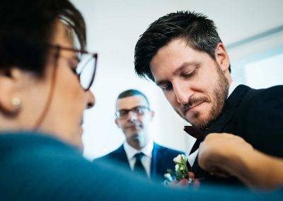 Amico dello sposo si prepara, fotografi matrimonio