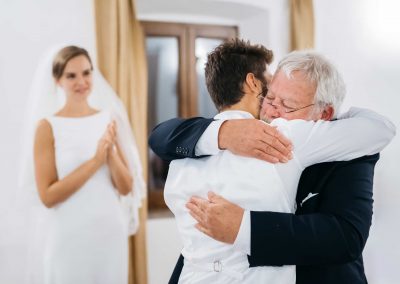 Abbraccio sposo, fotografo matrimonio Roma