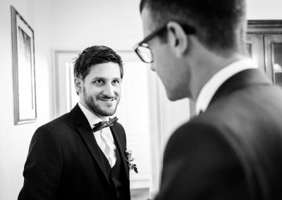 Amico dello sposo sorride, fotografo matrimonio Roma