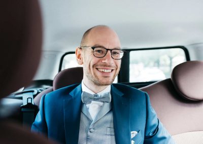 Lo sposo in macchina, fotoreportage di matrimonio