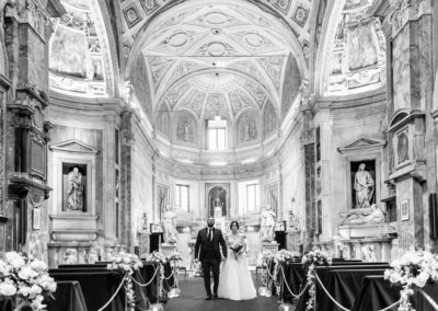 Sposi nella chiesa di San Pietro in Montorio a Roma alla fine della cerimonia di matrimonio