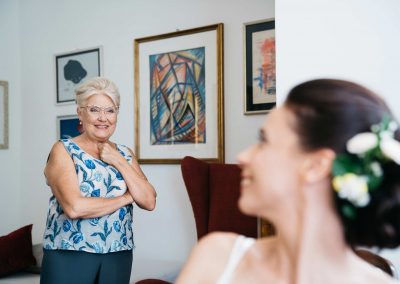 La mamma guarda la sposa mentre si prepara, fotografo matrimonio Roma