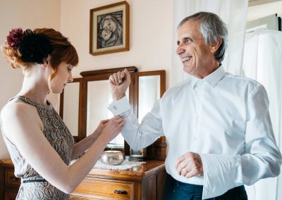 Papà della sposa si veste, fotografi matrimonio