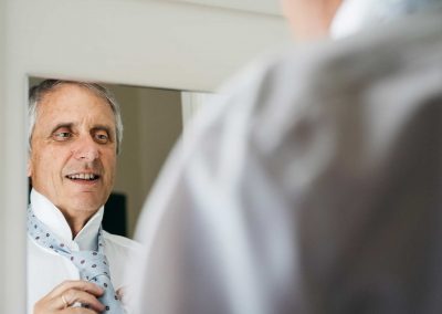 Papà della sposa si prepara, fotoreportage di matrimonio