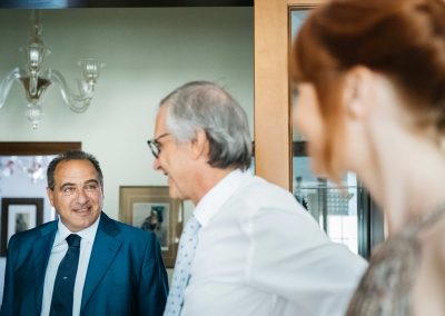 Zio della sposa che parla con il papà, fotografo matrimonio Roma