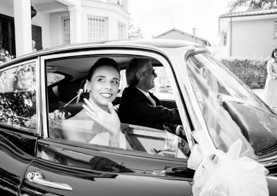 Sposa in macchina, fotoreportage di matrimonio