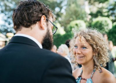 Invitata del matrimonio che ride, fotografi matrimonio