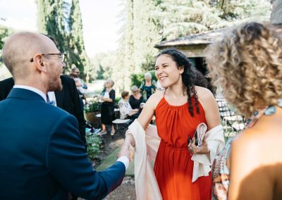 Amica saluta lo sposo, fotoreportage di matrimonio