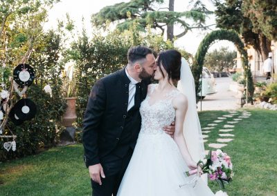 Matrimonio a Roma, ricevimento a Casale Baldetti, bacio degli sposi