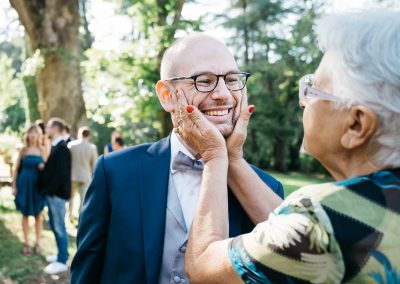 Zia dello sposo che lo accarezza, fotoreportage di matrimonio