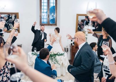 Brindisi degli sposi durante il ricevimento di matrimonio a Roma a Casale Baldetti