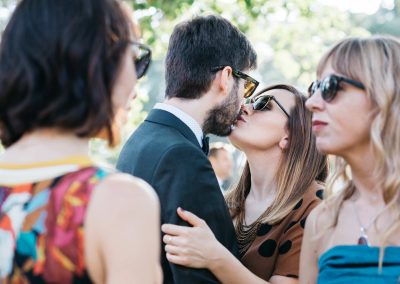 Due invitati si baciano, fotoreportage di matrimonio