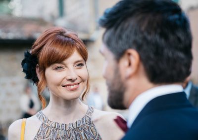 Invitata che sorride al fidanzato, fotografo matrimonio Roma