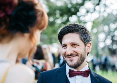 Testimone dello sposo sorride alla fidanzata, fotoreportage di matrimonio, fotografi matrimonio