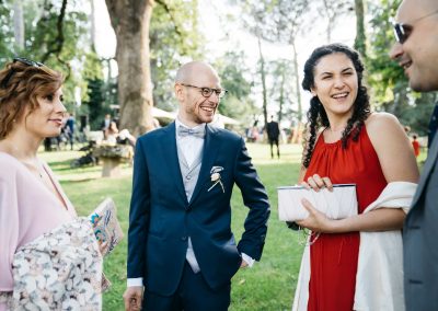 Sposo ride con invitati, fotoreportage di matrimonio