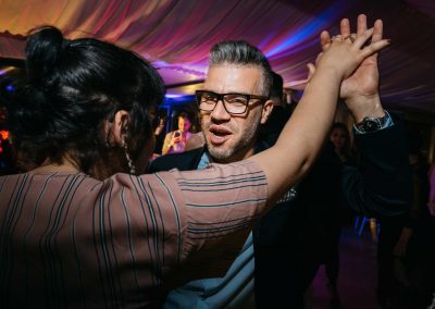 Ballo degli invitati durante il ricevimento di matrimonio a Roma a Casale Baldetti, fotografo e video reportage