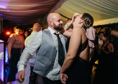 Ballo degli invitati durante il ricevimento di matrimonio a Roma a Casale Baldetti, foto spontanee