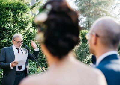 Amico degli sposi legge un discorso, fotografi matrimonio