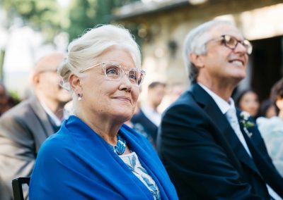 Madre della sposa sorride, fotoreportage di matrimonio