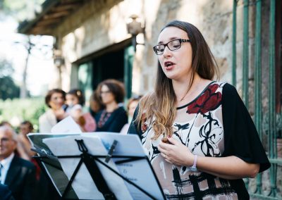 Amica degli sposi canta, fotoreportage di matrimonio