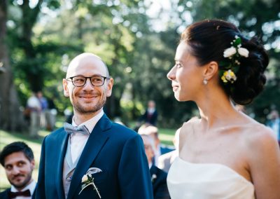 Lo sposo guarda la sposa, fotografi matrimonio