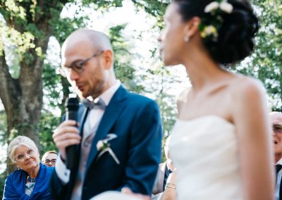 Mamma guarda lo sposo che parla al microfono, Fotografo Matrimonio Reportage