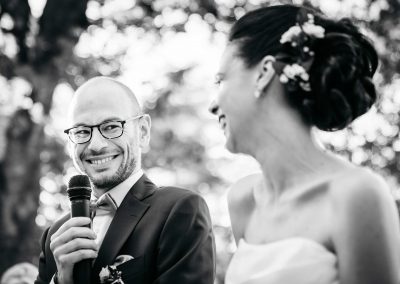 Sposo parla al microfono, Fotografo Di Matrimonio