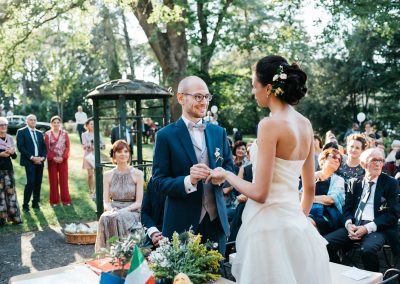 Lo sposo che mette la fede, fotografo matrimonio Roma