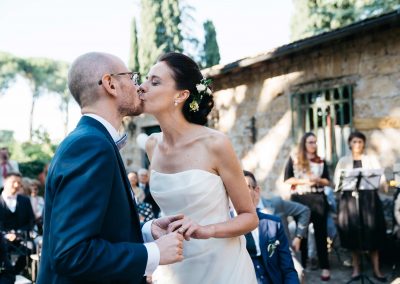 Sposoi che si baciano, fotografo matrimonio Roma