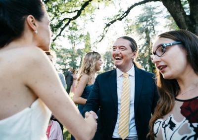 Amico della sposa che sorride, fotografo matrimonio Roma