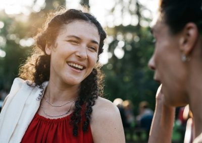 Amica della sposa che sorride, fotoreportage di matrimonio Roma