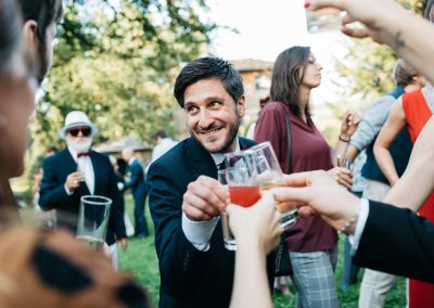 Invitati brindano, fotoreportage di matrimonio Roma