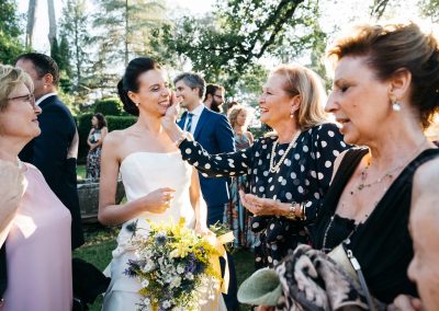 Zia accarezza la sposa, fotoreportage di matrimonio Roma