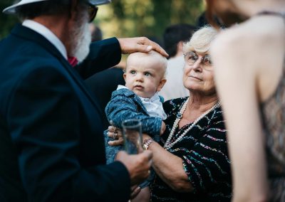 Nonno accarezza bambino, fotoreportage di matrimonio Roma