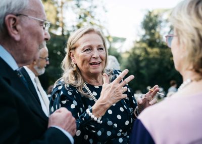 Invitati che parlano, fotoreportage di matrimonio Roma