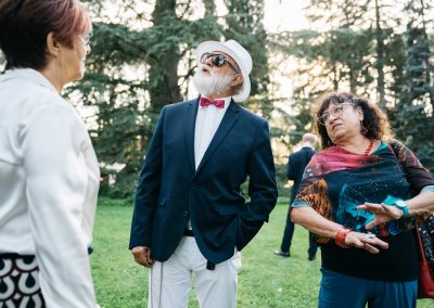 Invitati che guardano in direzioni diverse, fotoreportage di matrimonio Roma