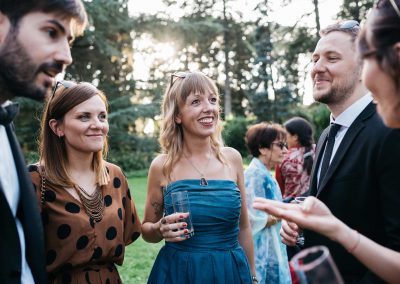 Invitati di un matrimonio chiacchierano, fotoreportage di matrimonio Roma