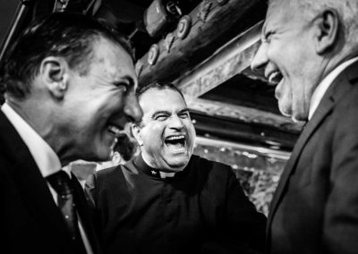 Invitati ridono, Fotografo di Matrimonio Roma in Stile Reportage