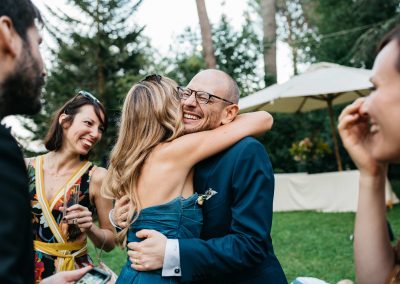 Amica abbraccia Sposo, Fotoreportage di Matrimonio Roma