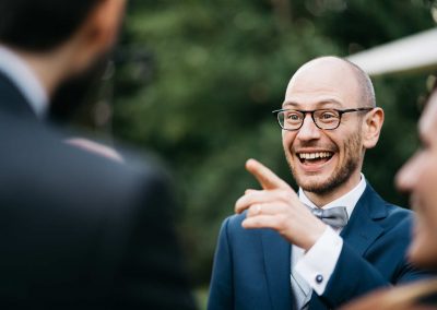 Sposo indica e sorride, Fotoreportage di Matrimonio Roma