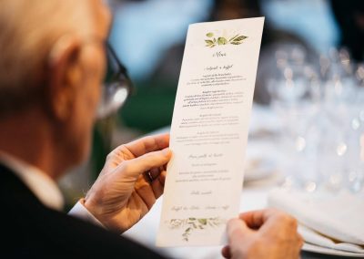 Invitato legge menù, Sposi, Fotoreportage di Matrimonio Roma