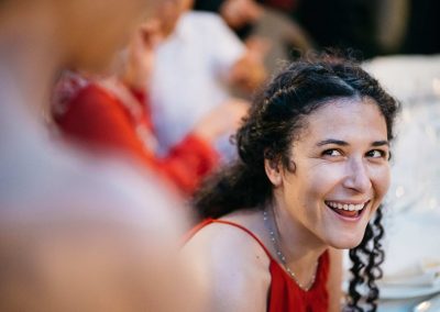 Amica della sposa sorride, Fotoreportage di Matrimonio Roma