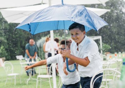 Bambini con ombrello, matrimonio a villa rosantica