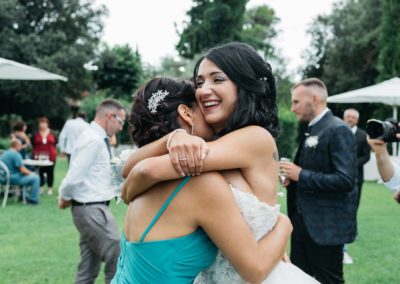 Abbraccio durante un matrimonio a villa rosantica