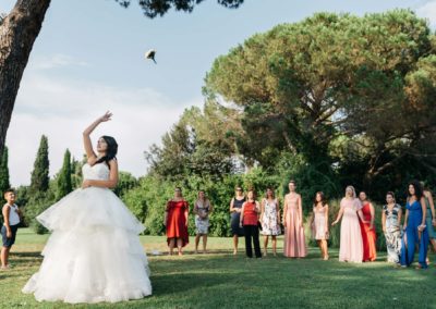 Sposa lancia il bouquet, matrimonio a villa rosantica