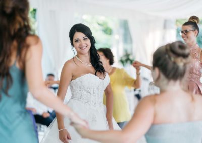 Sposa balla con amiche, matrimonio villa rosantica