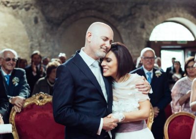 Sposi si abbracciano durante il rito civile di matrimonio presso il Complesso Vignola Mattei