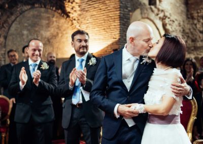 Sposi si baciano durante il rito civile di matrimonio presso il Complesso Vignola Mattei