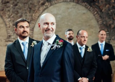 Sposo guarda la sposa mentre entra nel Complesso Vignola Mattei