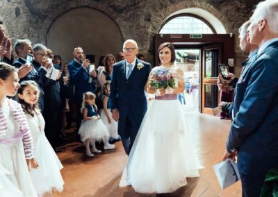 Entrata della sposa durante il rito civile di matrimonio presso il Complesso Vignola Mattei